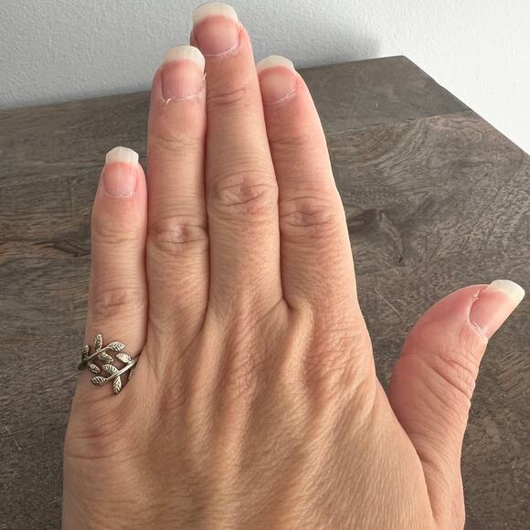 Silver tone leaf spiral wrap pinky ring - size 5 - Picture 5 of 5